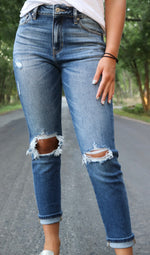 Load image into Gallery viewer, RIPPED MOM JEANS
